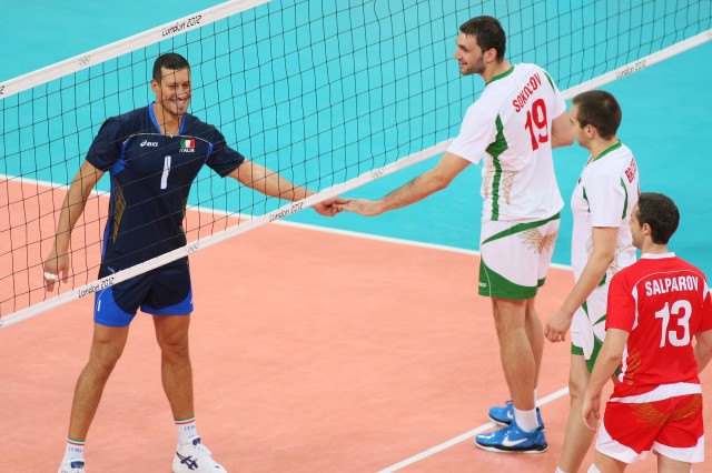 Gesto deportivo replete de valores entre Mastrangelo (izquierda) y Tsvetan Sokolov (derecha), durante un partido de Voleibol.